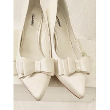 Load image into Gallery viewer, Menbur Women&#39;s Bow Pumps Ivory 6US
