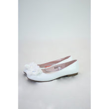 Load image into Gallery viewer, Flowers by Nina Size 5 Girls Ballet White Flats
