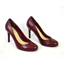 Load image into Gallery viewer, Jessica Donna Burgundy Size 7M
